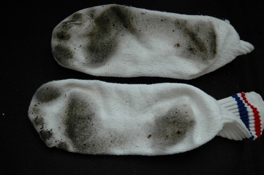 Грязные белые носочки