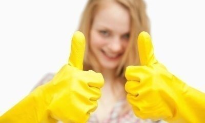 Руки в желтых перчатках